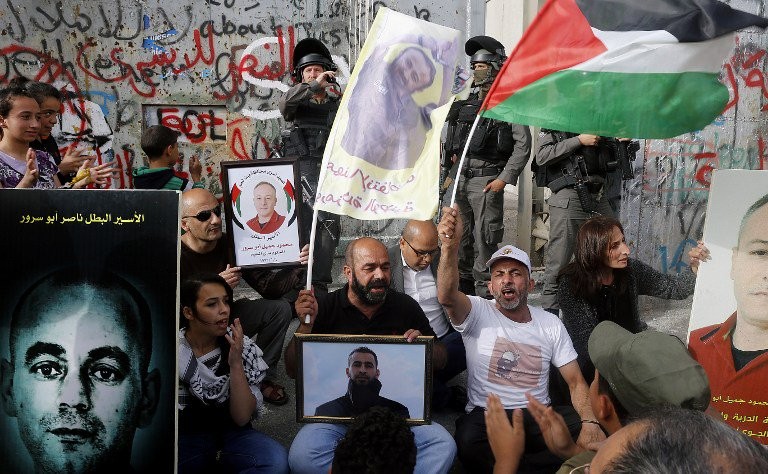 مع قيادات نافذة بالسلطة