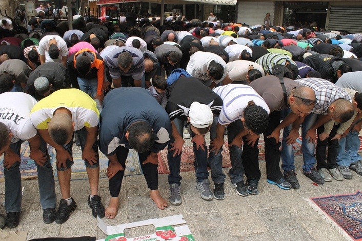 طوباس: المئات يؤدون صلاة الجمعة بساحات المساجد تضامناً مع الأقصى