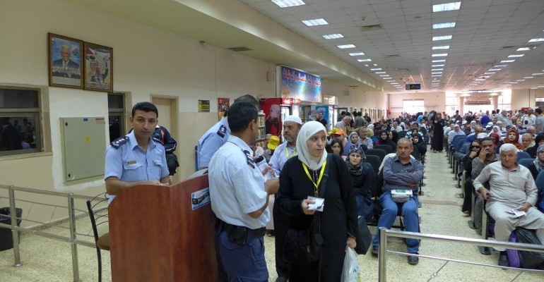 الاحتلال يمنع 4 مواطنين من السفر عبر الكرامة