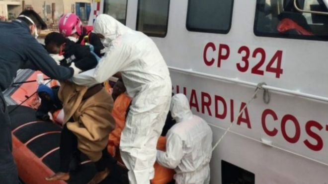 فقدان عشرات المهاجرين قبالة السواحل الليبية بعد غرق زورقهم