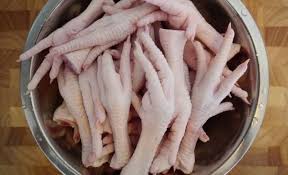 بالفيديو : لن تصدق ماذا يحدث للجسم إذا أكلت أرجل الدجاج!