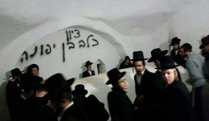 مئات من المستوطنين يقتحمون مقامات دينية في بلدة كفل حارس بسلفيت