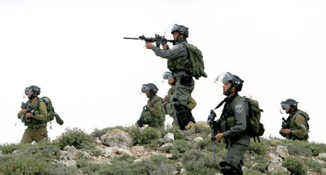 جيش الاحتلال يتهم مواطن من غزة بمتابعة تحركات جيشه