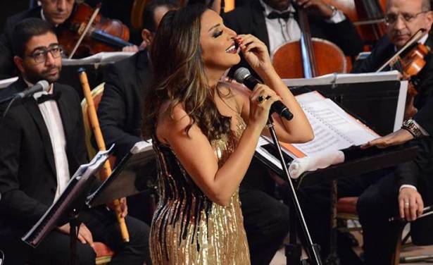 أنغام تقطع حفلها لدقائق وتعبّر عن استيائها.. فما السبب؟