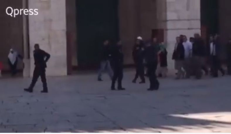 بالفيديو والصور: اقتحامات جديدة في الأقصى والاحتلال يمنع طلاب من الالتحاق بمدرستهم في الأقصى