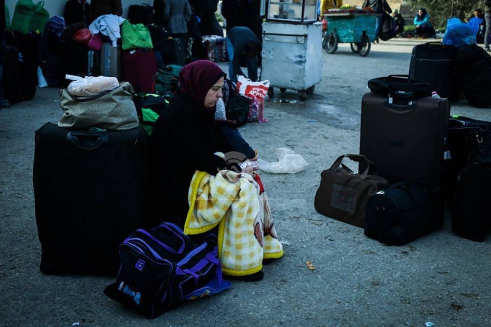 (محدث) بالصور: فتح معبر رفح ومغادرة 5 حافلات في أول أيام عمله استثنائياً