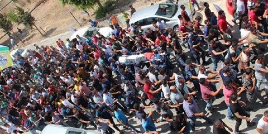 صورة.. جماهير الخليل تشيع جثمان الشهيد محمود الطرايرة