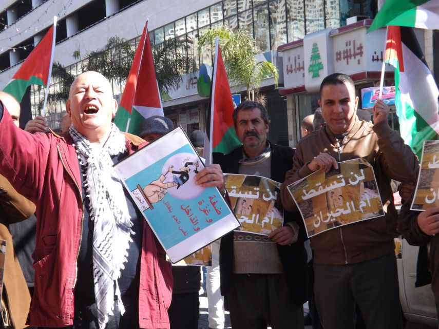 بالصور: أهالي نابلس ينظمون وقفة تضامنية مع أم الحيران