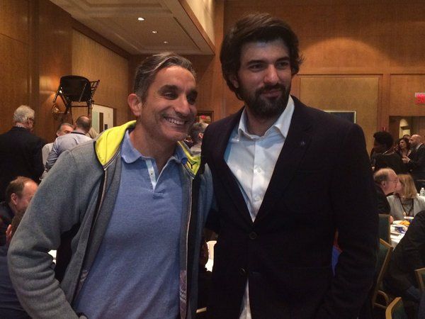 باسم يوسف ينشر صورة تجمعه بالممثل التركي المشهور بـ"كريم" بناء على طلب معجباته