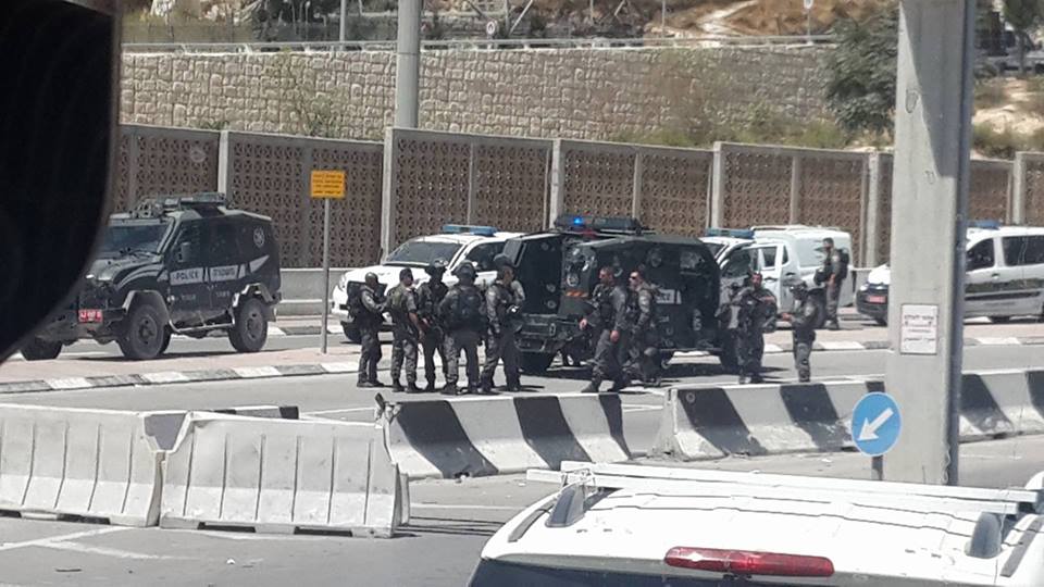 بالصور: إصابة خطيرة لشاب برصاص الاحتلال قرب حاجز مخيم شعفاط شمال القدس