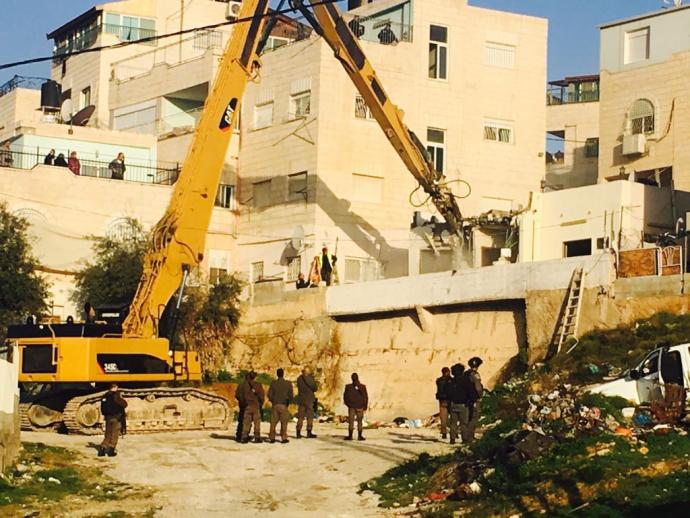 الاحتلال يشرع بهدم منشأة سكنية في بلدة العيسوية