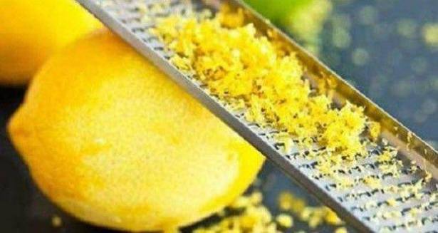 أتعانون من أوجاع المفاصل ؟ اكتشفوا هذا العلاج السهل بقشور الليمون الحامض!