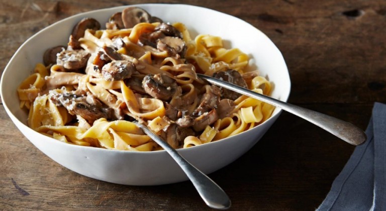 المعكرونة الكريمية بالفطر