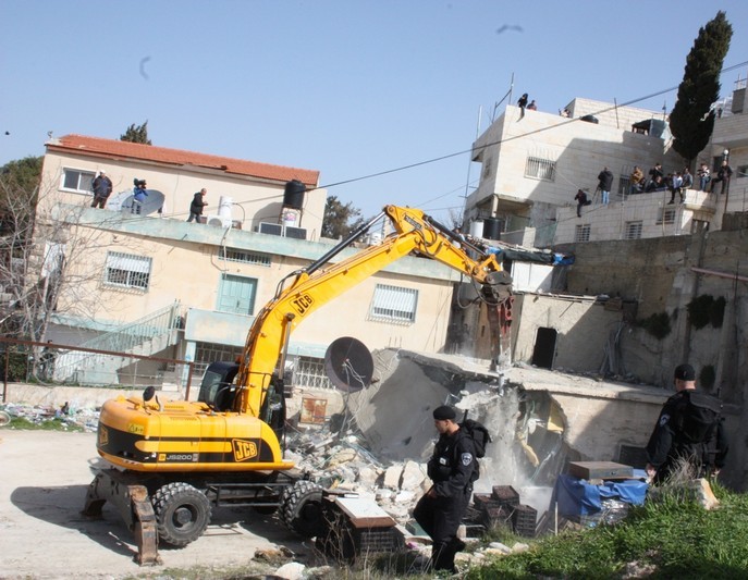 بلدية الاحتلال تهدم معرضاً للسيارات في القدس وتُصادر محتوياته