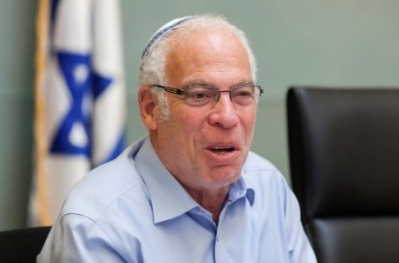 وزير اسرائيلي يهدد بالاستقالة بسبب إعادة جثامين الشهداء