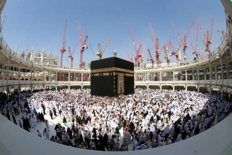 لماذا نطوف في الكعبة عكس عقارب الساعة؟