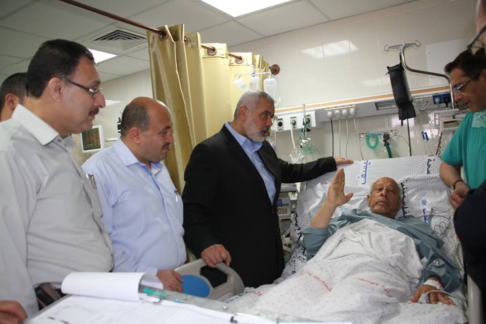 بالصور: هنية يتفقد المرضى داخل مجمع الشفاء الطبي