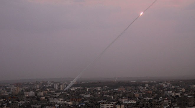 الاحتلال يزعم سقوط صاروخ في النقب أُطلق من غزة