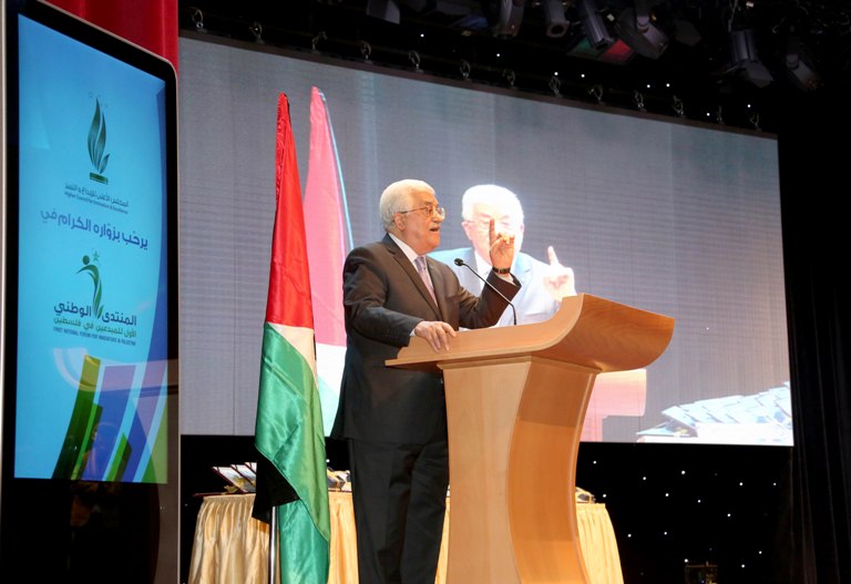 بالصور : الرئيس عباس  "نحن لا نملك مالا ولا بترولا ولا غازا ولا ذهبا ولكن نمتلك شيء واحد العقل نفكر وننجح"