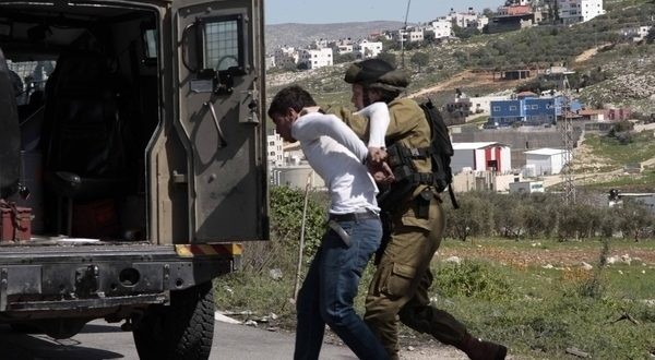 قوات الاحتلال تختطف شابًا من مكان عمله في طولكرم