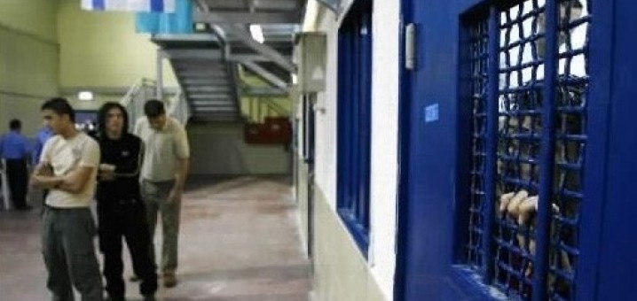 أسرى "ريمون" و"نفحة" يقررون إغلاق كافة الأقسام