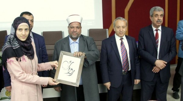 ادعيس يكرم المشاركين بدورات حفظ القرآن الكريم في الجامعة الأمريكية