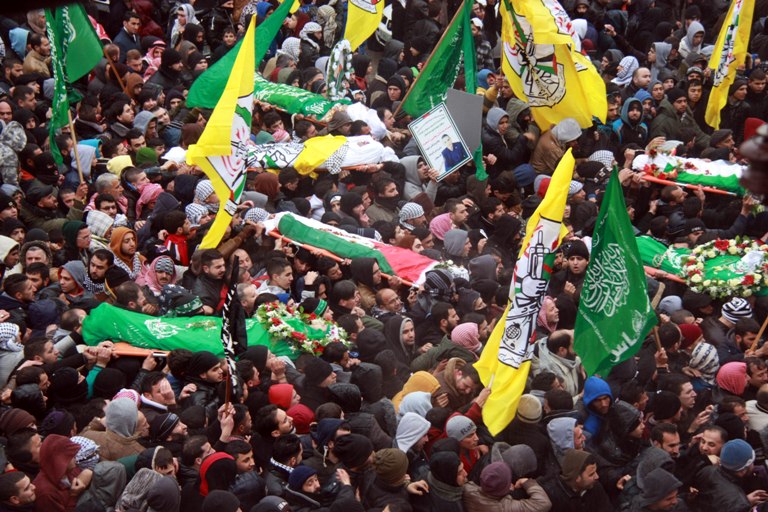 بالصور ..في موكب جنائزي مهيب: الخليل تودع شهدائها
