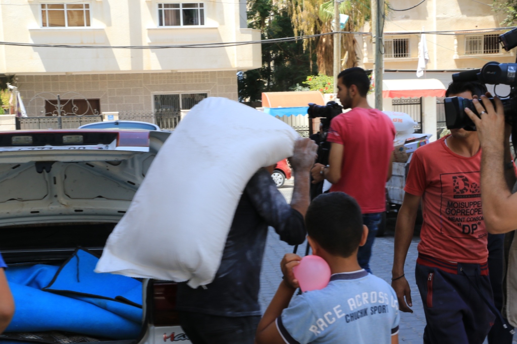 بالصور: "وكالة خبر" ترصد حجم معاناة المواطنين خلال تسلمهم مساعدات قافلة لدي ليلى