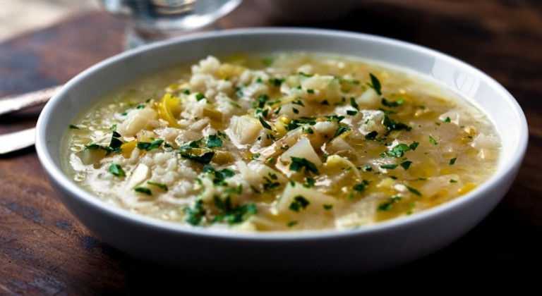 حساء الأرز باللفت والكراث