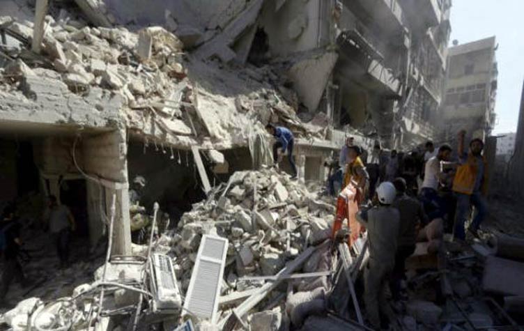 مقتل 12 شخص واصابة العشرات في عدة غارات على مدينة ادلب