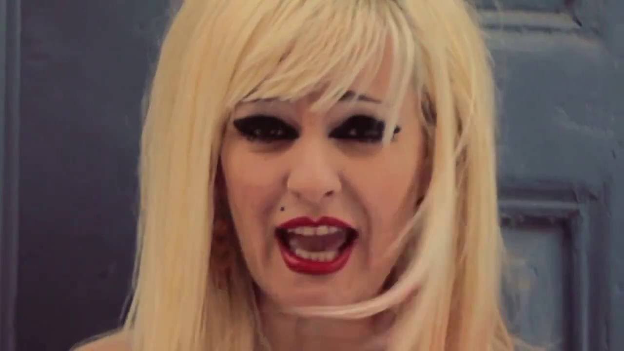 بالصور: الفنانة ريما ديب تتسلقّ أشجارالزيتون!