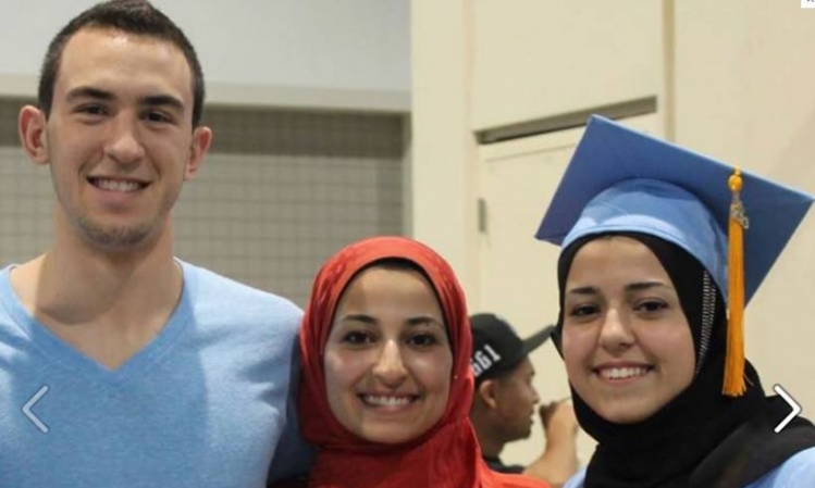 إندبندنت : لماذا تجاهل الإعلام مقتل 3 شبان مسلمين بأمريكا؟