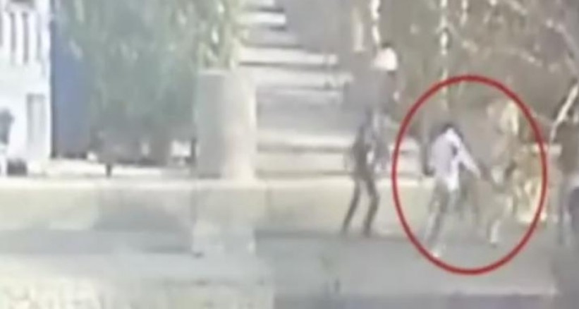 القناة العاشرة تبث مقطع فيديو لمستوطنين يعتدون على عامل فلسطيني