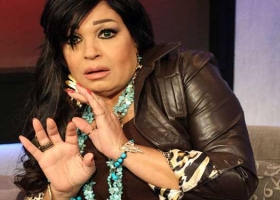 شاهد: ماذا حدث لـِ”فيفي عبده” و “وفاء عامر” في مطار “الأقصر”؟!