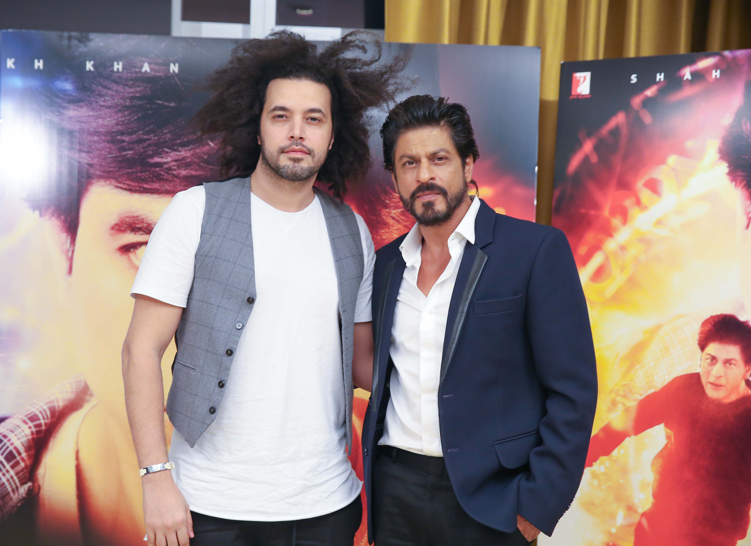 عبدالفتاح الجريني يغني شارة فيلم "شاه روخان" بالعربية