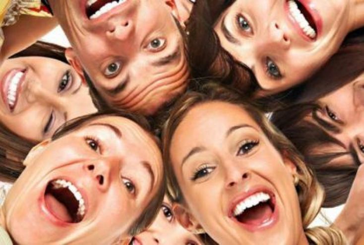 الضحك يخفض ضغط الدم ويجدد نضارة الجلد