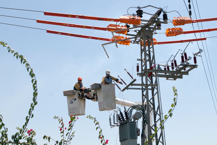 حكومة الاحتلال تقتطع دين شركة الكهرباء من عائدات المقاصة