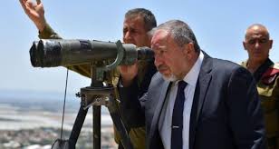 ليبرمان يتفقد حاجز حزما شمال القدس المحتلة