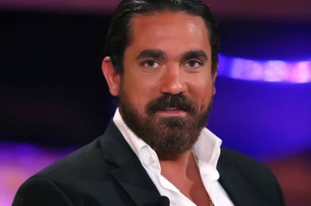 بالصور : انهيار أمير كرارة في جنازة والده