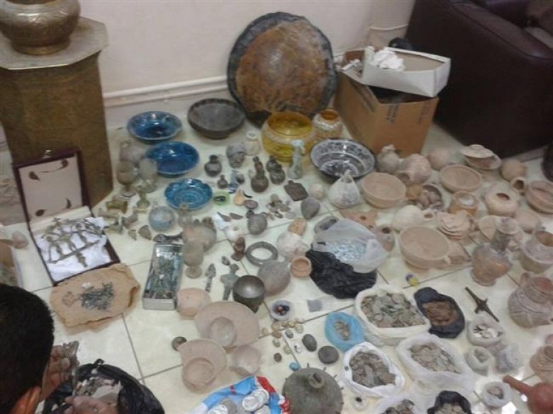 شرطة تضبط 120 قطعة أثرية بحوزة تاجر آثار في الخليل