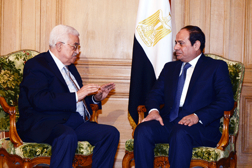 بالتفاصيل : الرئيس محمود عباس يجتمع مع نظيره المصري في باريس