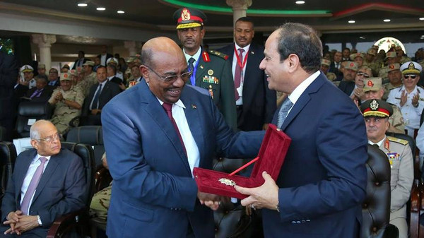 بالصور.. مصر تمنح البشير نجمة الشرف لمشاركته بحرب أكتوبر