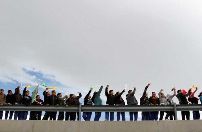 سلسلة بشرية مكسيكية على الحدود مع أمريكا ضد جدار ترامب