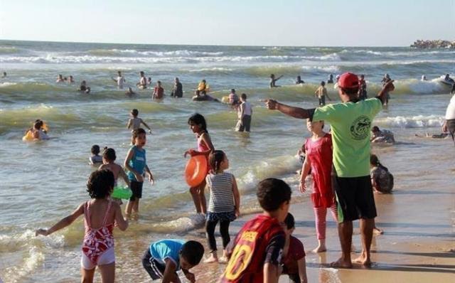 بلدية غزة تدعو المواطنين إلى المحافظة على نظافة شاطئ البحر