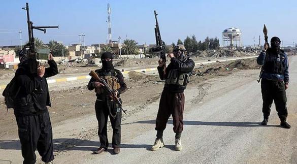 أقدم تنظيم داعش على تفجير مدارج ومباني مطار الموصل وتفخيخ قاعدة 