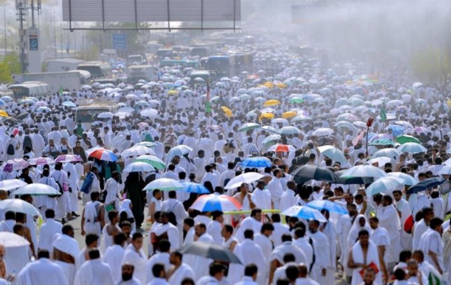 العاهل السعودي يعلن استضافة ألف من ذوي الشهداء لأداء الحج