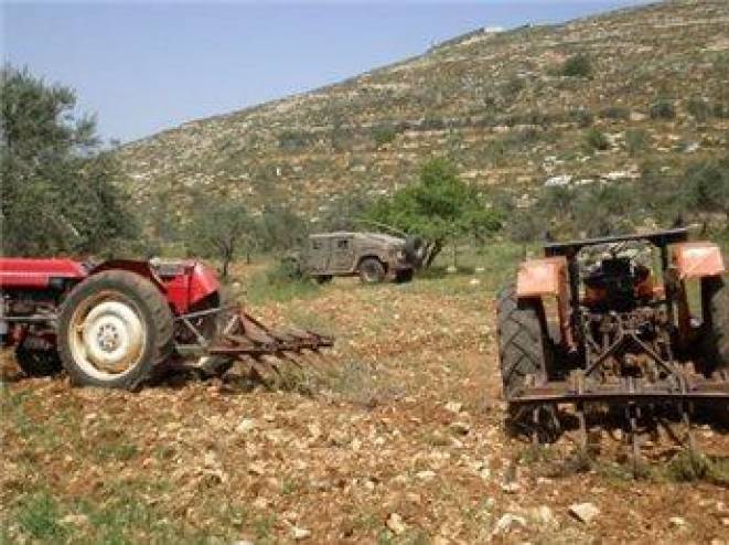 الاحتلال يستولي على جرار زراعي في الأغوار الشمالية