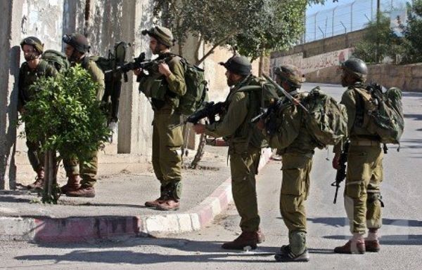 الاحتلال يعتقل قياديين من "حماس"بعد اقتحام منزلهما