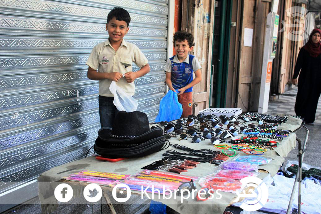 بالصور : حكاية "الطفل الكبير" التى أثارت مشاعر الجميع ... "أنا أعمل لكي أستطيع شراء ملابس للعيد"