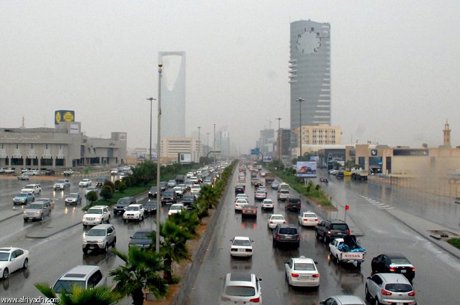 هطول أمطار متوسطة في محافظات العاصمة "الرياض"